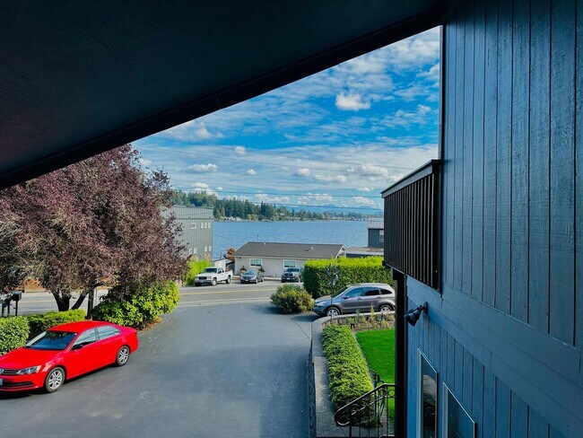 Building Photo - Newly Remodeled Top-Floor Duplex w/ Lake a...