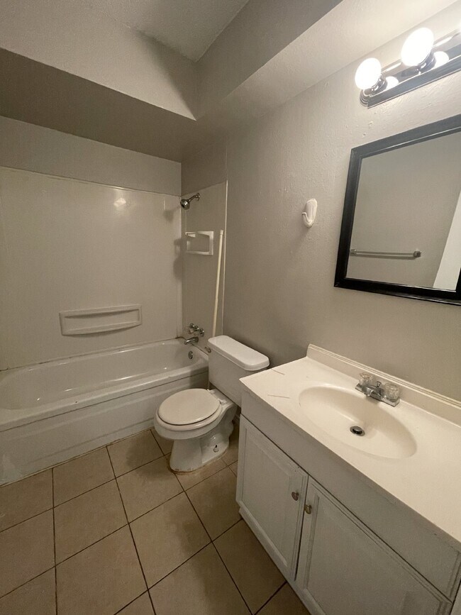 Building Photo - Charming 3-Bed, 1.5-Bath Home in Del City – Spacious Backyard & Garage!