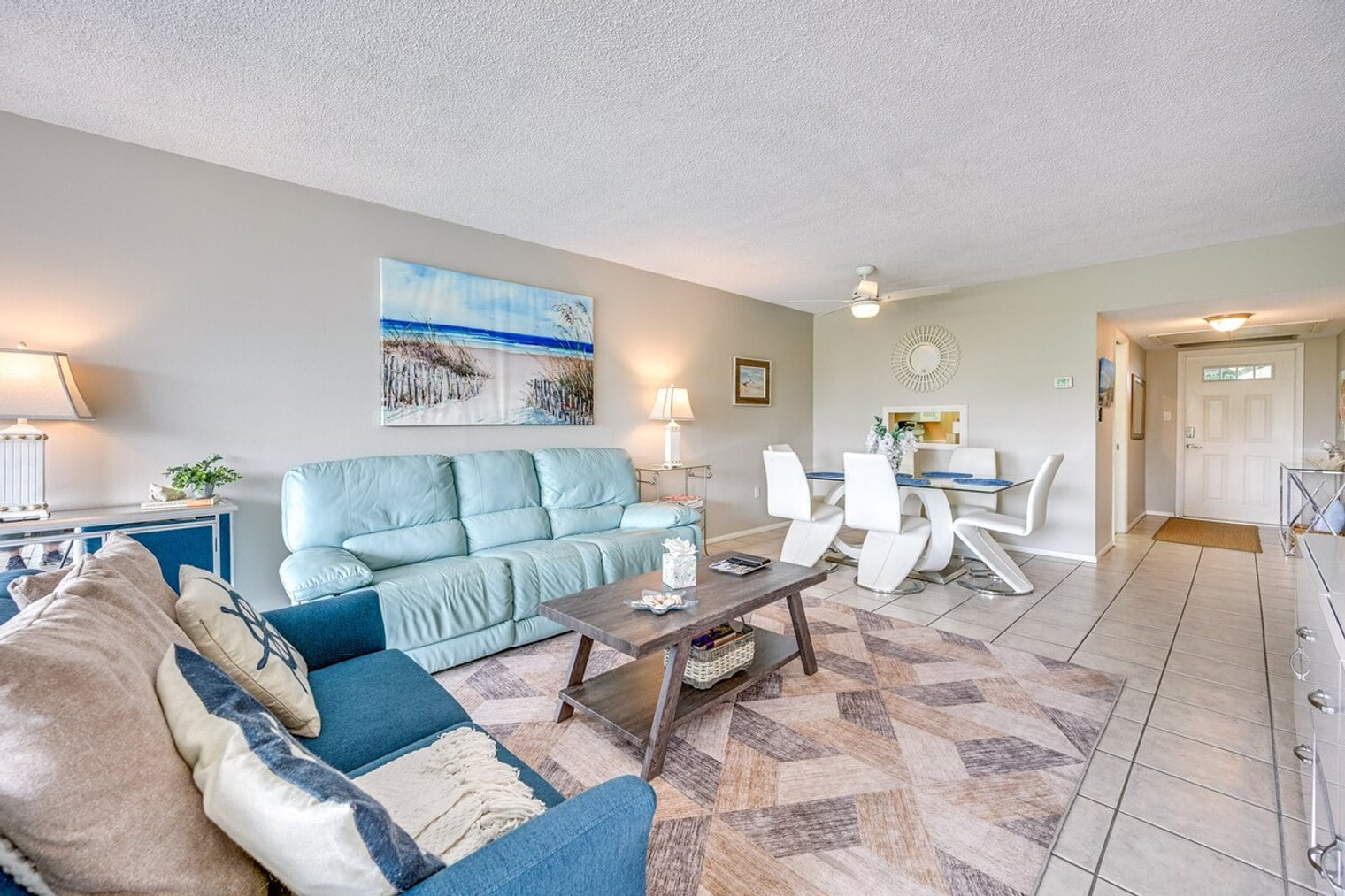 Building Photo - 745 W Country Club Dr