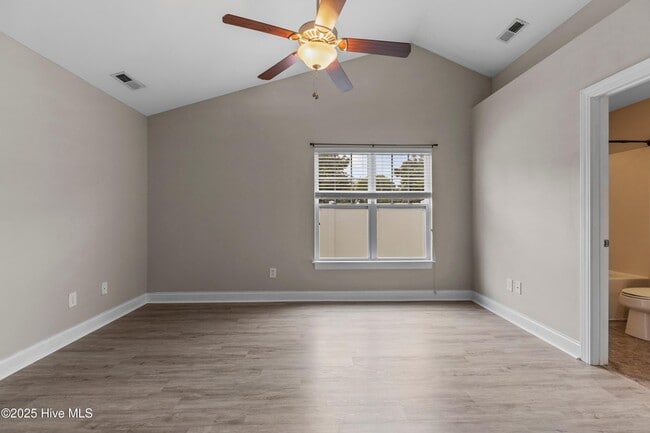Building Photo - 2901 Beunavista Ct