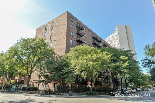 Building Photo - 3900 N Pine Grove Ave