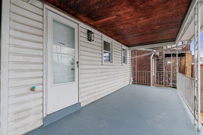 Building Photo - 2 bed 1 bath - all updated, central air, laundry, great location