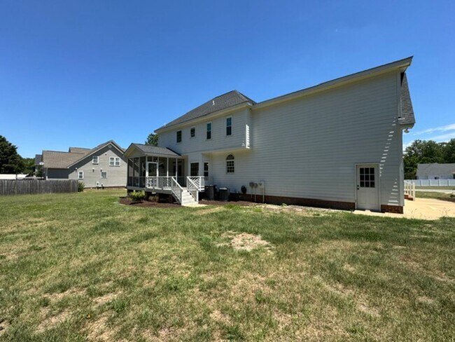 Building Photo - Fantastic Angier Home