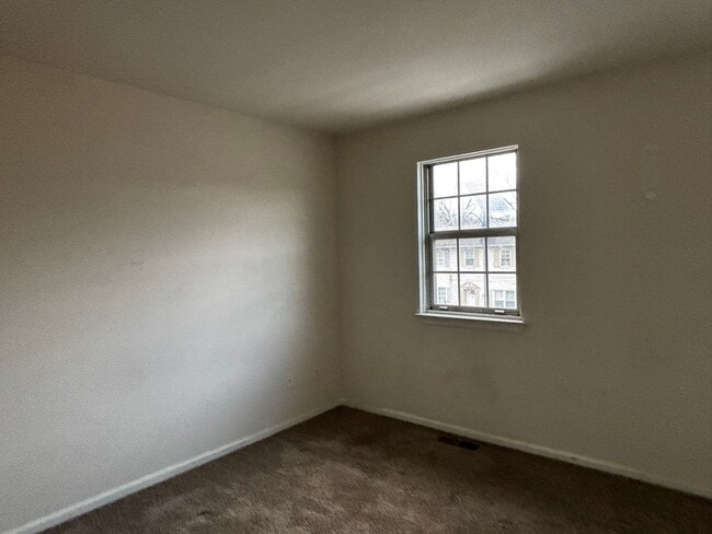 Building Photo - 3BR Townhome in Northampton School District