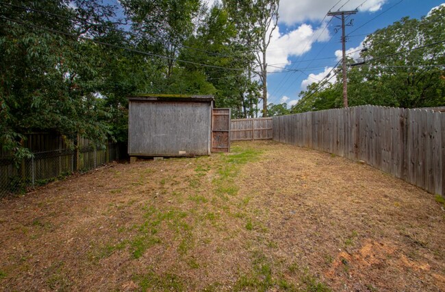 Building Photo - Midtown Living with Modern Conveniences – Prime Little Rock Location!