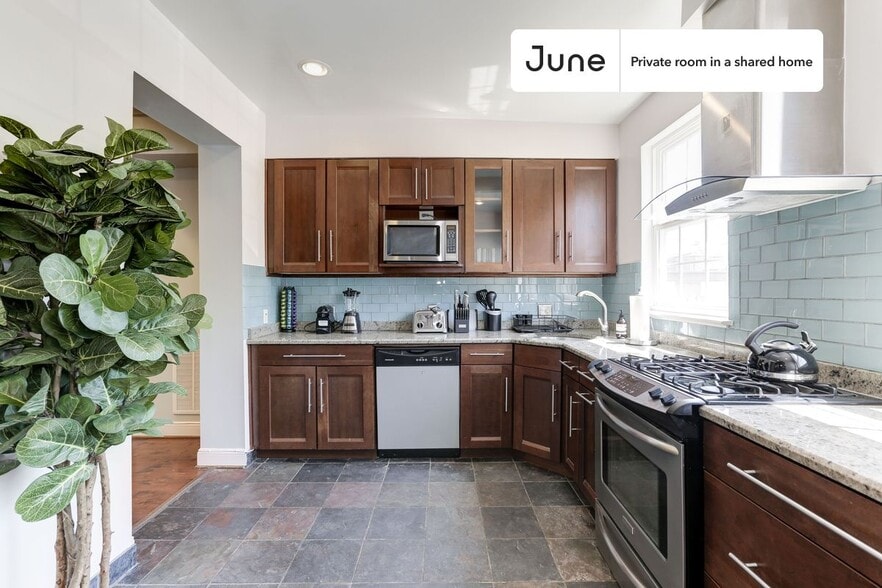 Building Photo - Room in Shared 5 bed/3.5 bath home in Capitol Hill