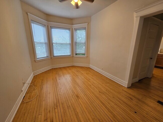 Building Photo - 3800 N Wilton Ave