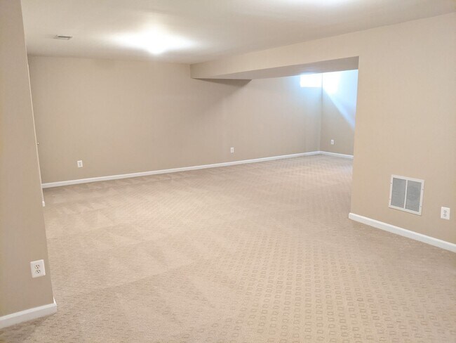 Building Photo - 403 McClellan Dr