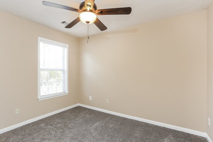 Building Photo - 4425 Ridgefair Dr