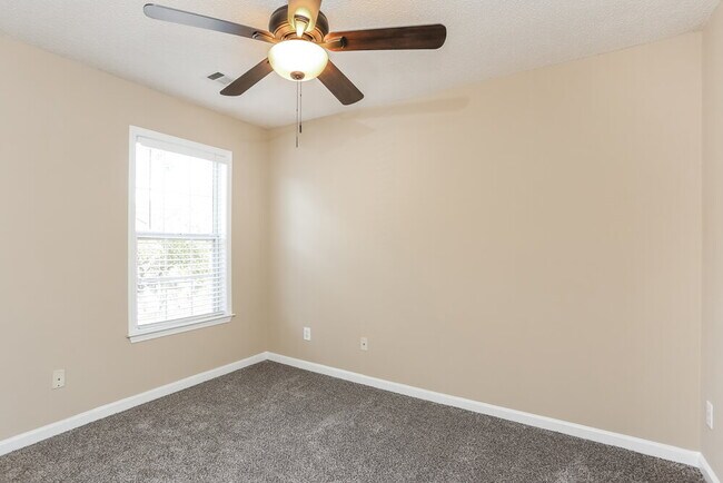 Building Photo - 4425 Ridgefair Dr