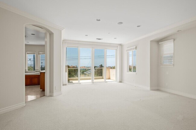 Building Photo - Stunning 4 bed, 4.5 bath home located on a quiet and highly desirable street in Redondo Beach