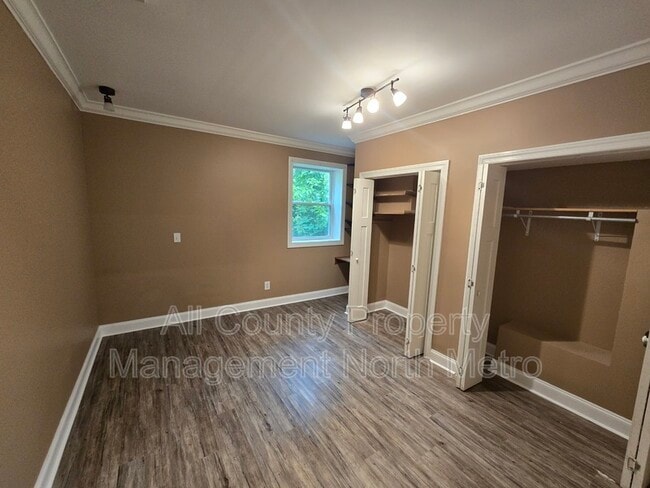 Building Photo - 545 Lakeview Dr