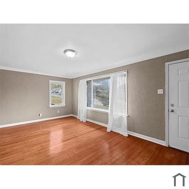 Building Photo - "Charming Updated  3 Bed, 1 Bath Home in B...