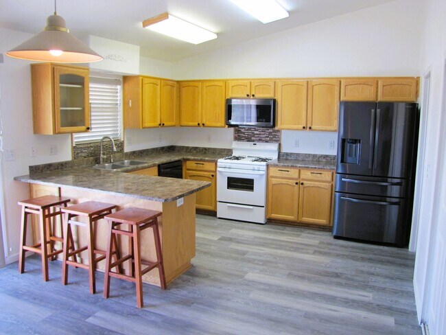 Building Photo - 3BR/2BA/2CG, 1519 sq.ft on half acre in Huachuca City, AZ