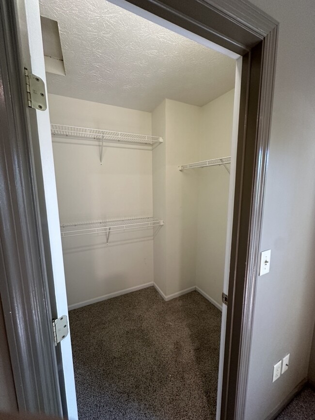 Walk-in Master Closet - 94 Olentangy Pt