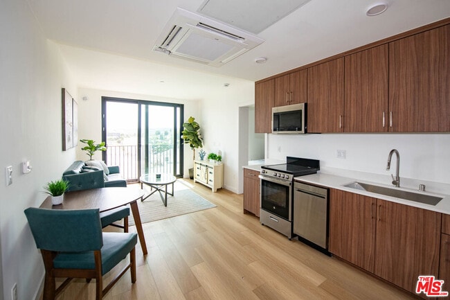 Building Photo - 2853 West Blvd