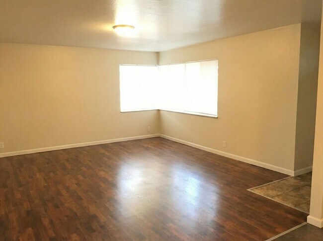 Building Photo - Sheffield Village Living: Spacious 2BD w/ Parking in San Leandro School District