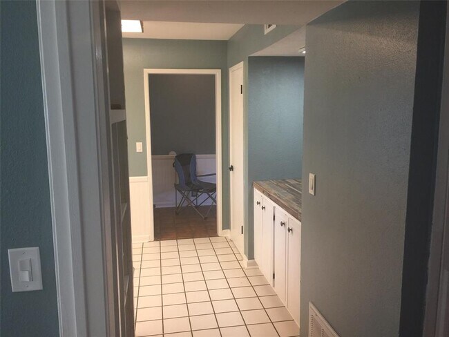 Building Photo - 1005 Ramada Dr