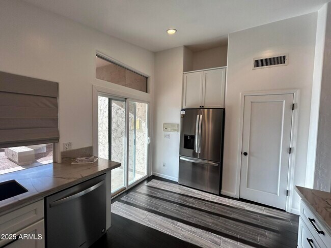 Building Photo - 855 N Quail Ln