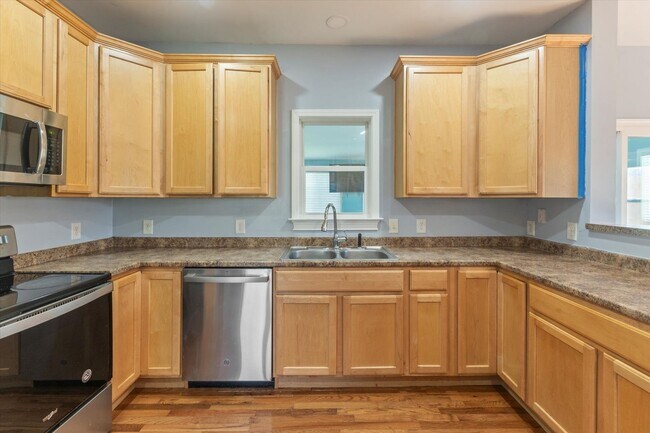 Building Photo - In Town Near The Bike Path