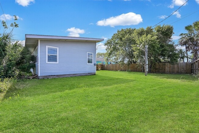 Building Photo - 2328 Wimcrest St