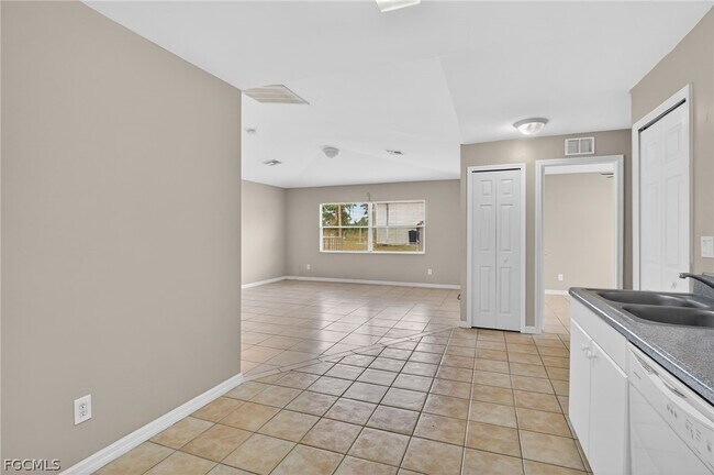 Building Photo - 848 Holmes Ave