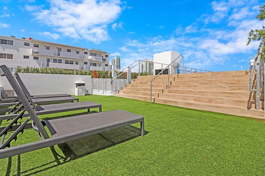 Building Photo - 250 Collins Ave