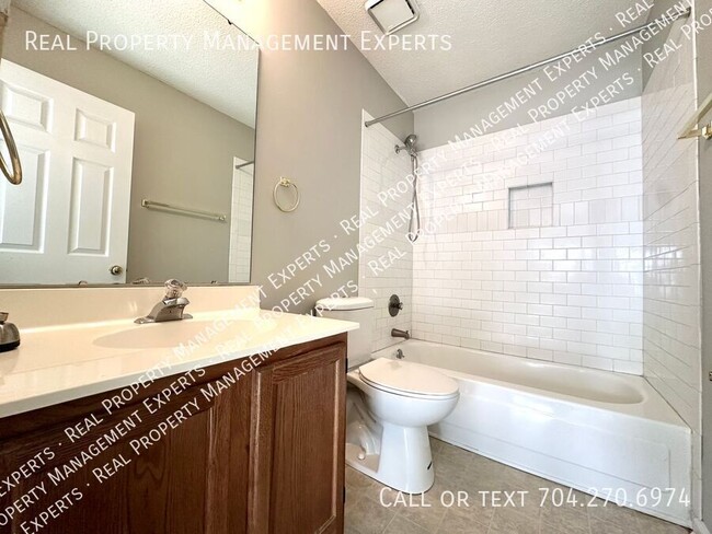 Building Photo - **MOVE IN SPECIAL!**Charming 2BR/2BA Condo...