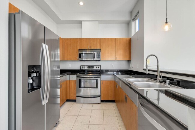Building Photo - Kirkland Top Floor Large 1 BR+ 1 BA Condo with High Ceilings