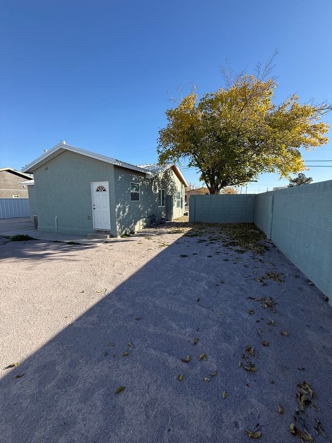 Building Photo - Gorgeous 2 Bedroom/1 Bathroom Home