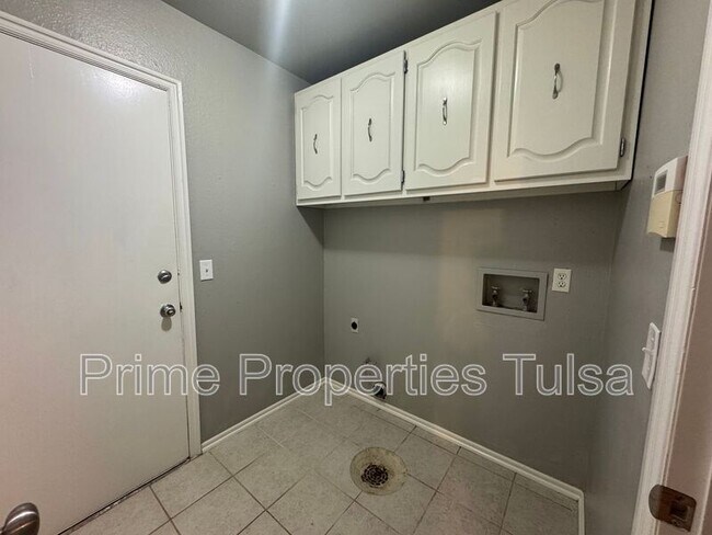 Building Photo - 5716 S Elm Ave