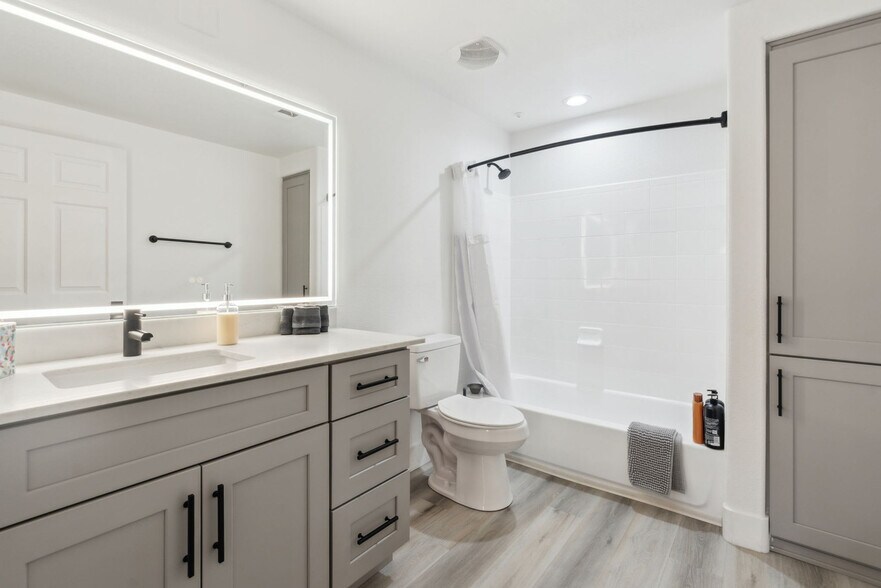 Building Photo - 6610 N 93rd Ave