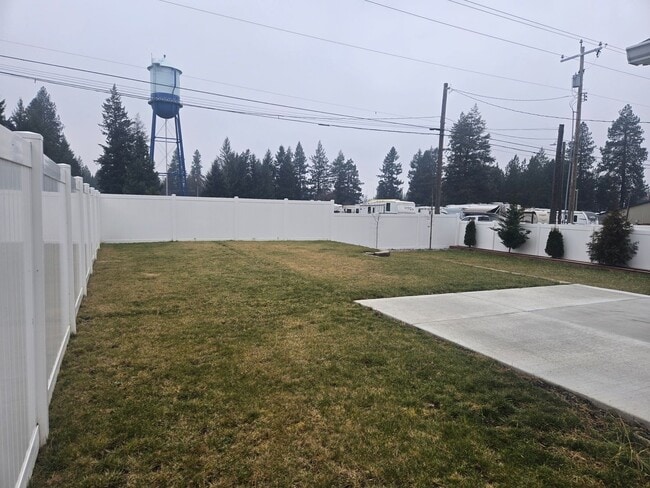 Building Photo - Single-level home with private yard