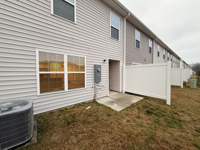 Building Photo - 3200 Tatlock Wy