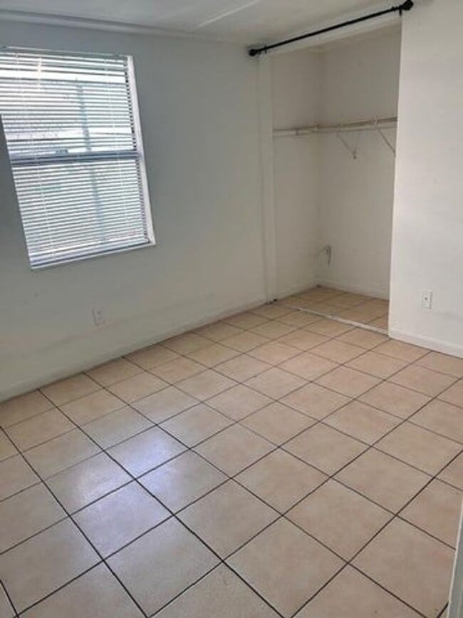 Building Photo - 1214 Highview Rd