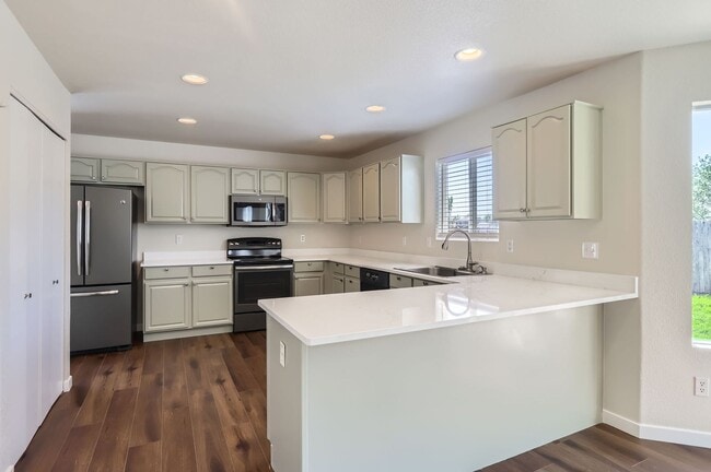 Building Photo - Gorgeous 4 Bed 2.5 Bath Home in Wolf Creek!