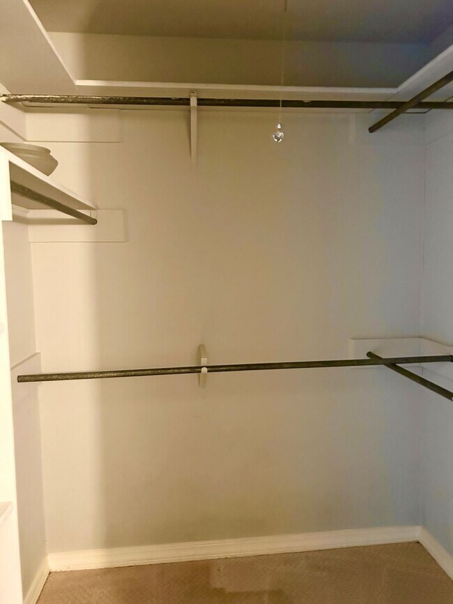 Building Photo - Youree Drive Townhouse