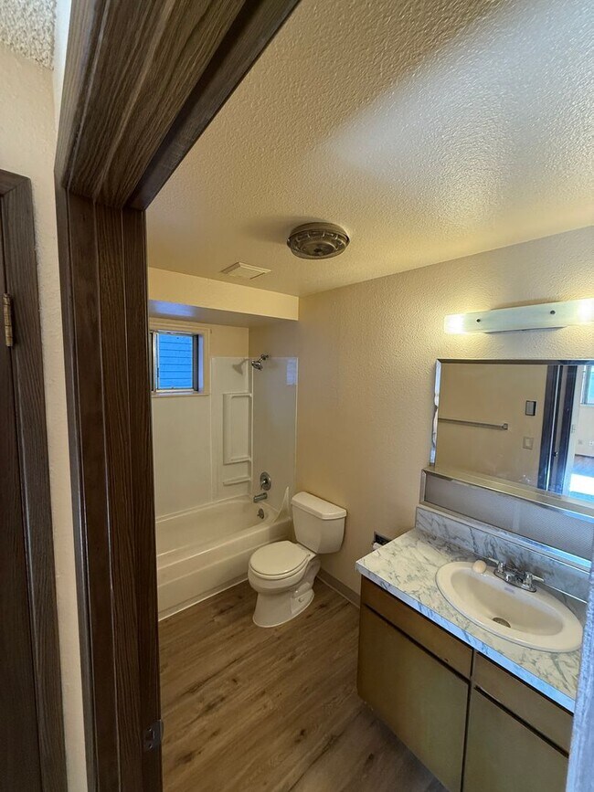 Building Photo - 2109 E 8th St