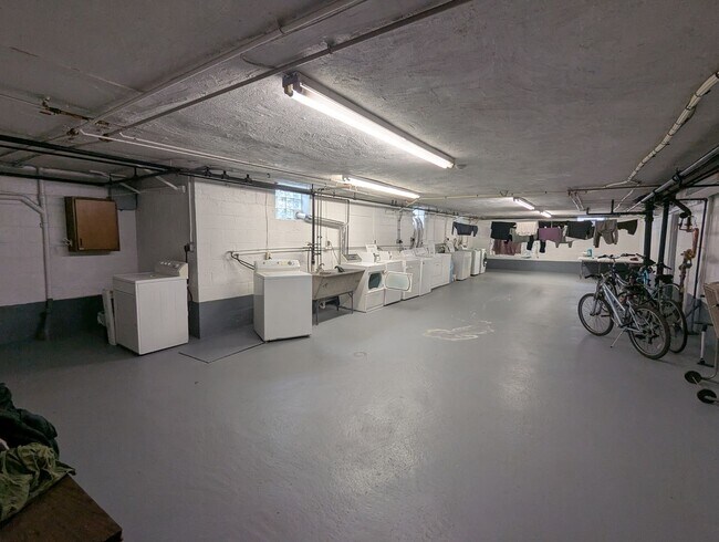 Building Photo - 2 Bedroom 2 Bathroom Condo Apartment (Squirrel Hill North) - AVAILABLE JUNE