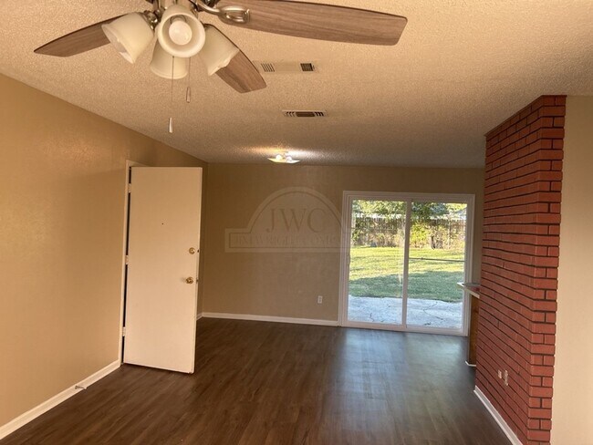 Building Photo - 607 Spoke Dr