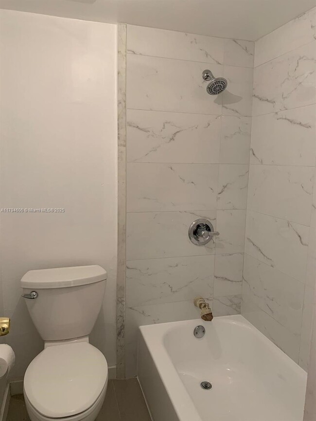 Building Photo - 8897 Fontainebleau Blvd