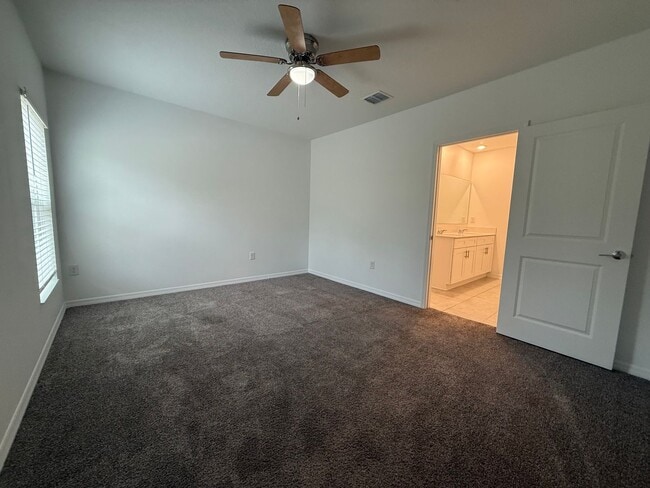 Building Photo - Beautiful 3 bedroom 2 bathroom home