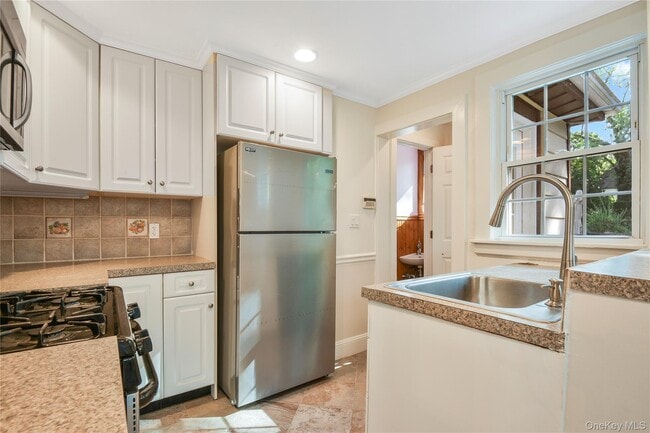 Building Photo - 806 Pelhamdale Ave