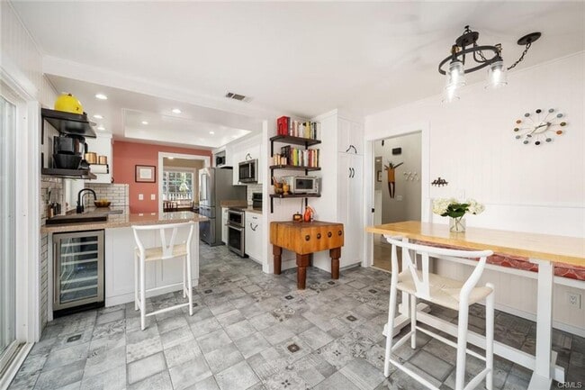 Building Photo - 3bd/2ba House w/ Two Car Garage and CLOSE to Laguna Middle School