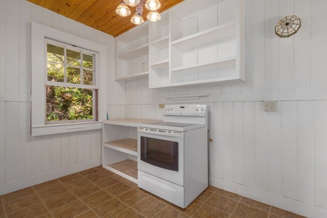 Building Photo - Charming 2 Bedroom / 1 Bath Cottage in Cool Volcano