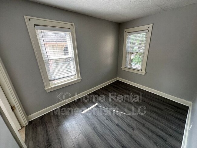 Building Photo - 1112 W 41st Ter