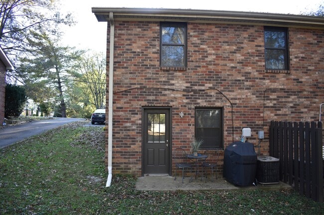 Back patio - 610 River Rouge Dr, Unit A