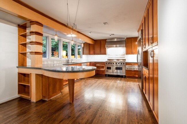 Building Photo - Portland Heights Home w/High-End Finishes! Double Range Viking Stove, Granite, Wood Floors, Sun R...