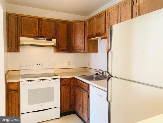 Building Photo - 200 Chesterfield Ln