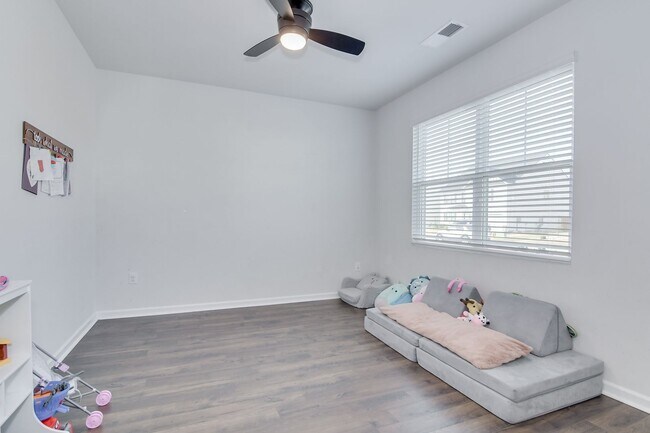 Building Photo - Beautiful 5 Bedroom 3 Bath